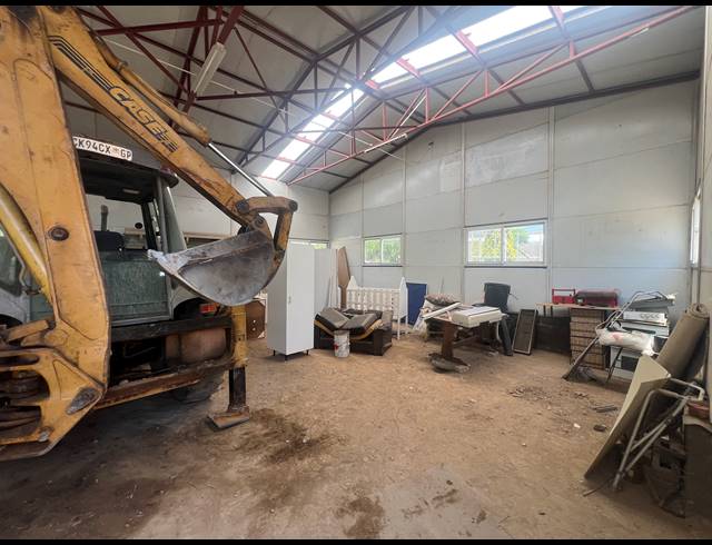 152M² WAREHOUSE TO LET IN MOSTYN PARK